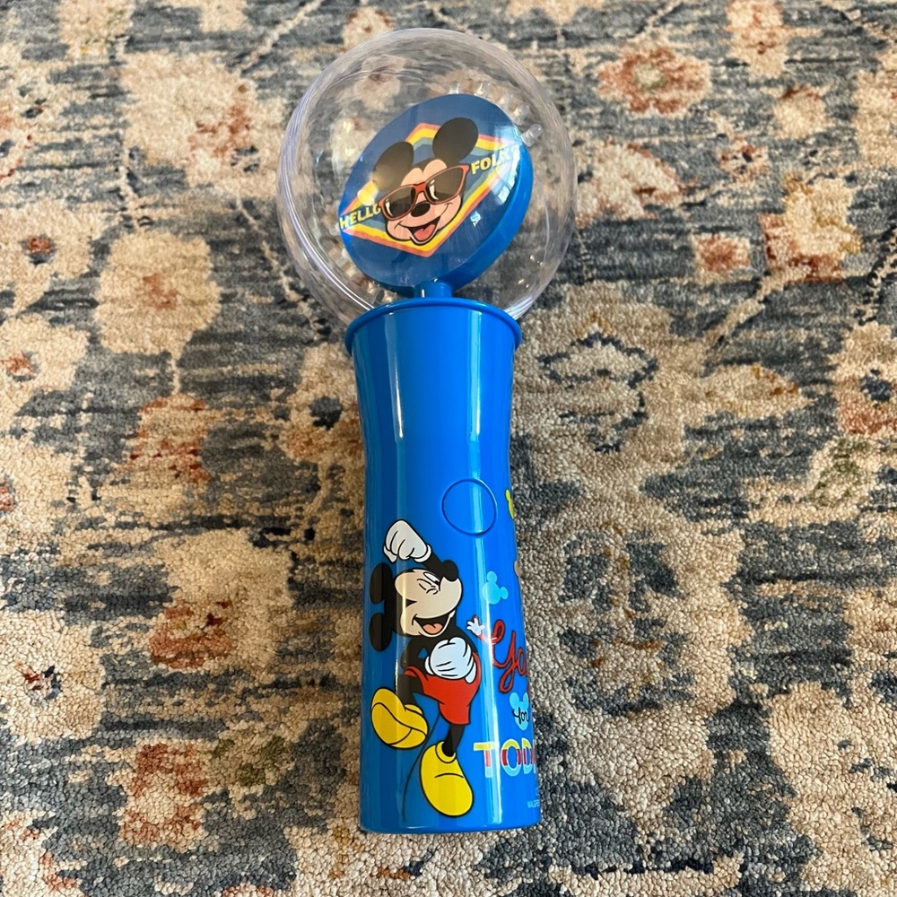 ***PLANNING A DISNEY TRIP*** NWOT Mickey Mouse glow stick spinner